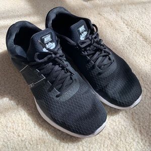 Pre loved Nike Black City Trainer 2 size 8.5